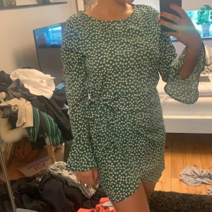 Blommig klänning från Shein - Grön blommig klänning från SHEIN, aldrig använd då den var lite liten, Storlek M men passar bättre till S! 90kr köparen står för frakten