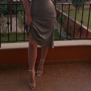 Blå/grön satin skirt - Lång Satin skirt från na-kd