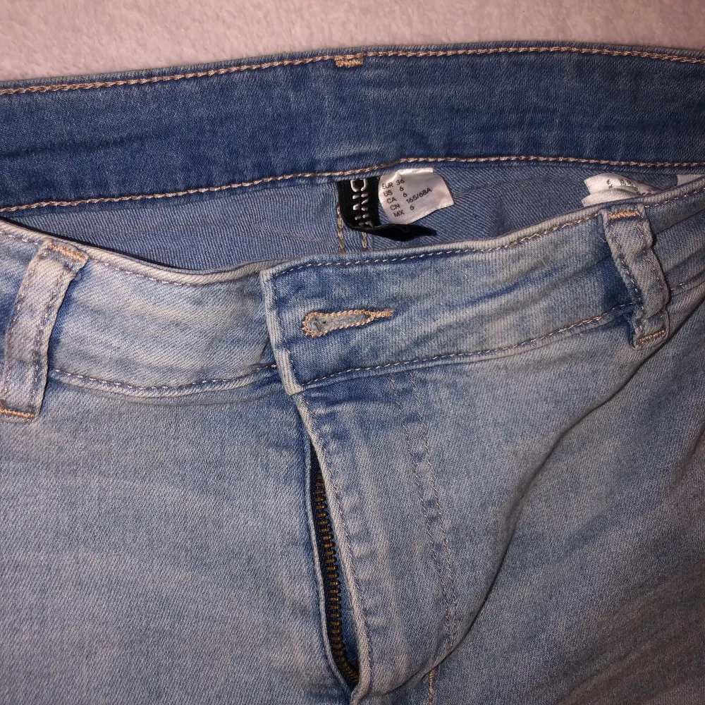 Hej säljer dessa shorts som är köpt förra sommaren men bara använt ca 4 gånger, köpt från HM. Frakt ingår i priset . Jeans & Byxor.