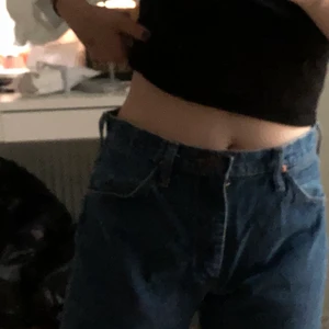Wrangler Jeans - Säljer dessa superfina blåa wrangler jeans. Köpta second hand, men i bra skick och jättesköna!
