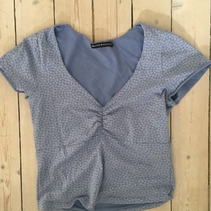 Brandy Melville t-shirt - Superfin Brandy Melville tröja som jag köpte förra året i amsterdam! Knappt använd då jag tyvärr inte tycker den passar min stil. Går att frakta eller mötas upp i sthlm! 🌸✨  frakt: 42kr. Högsta budet är 260kr just nu! Budgivningen avslutas 21/6. 
