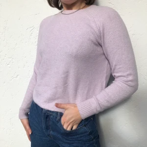 Pastell stickad tröja  - Jätte fin lila pastell tröja, köparen står för frakten !!💚💜