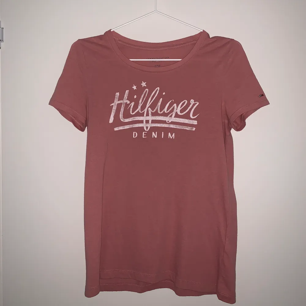 Superfin rosa t-shirt från Tommy Hilfiger i storlek Xs. Köpt på Tommy Hilfiger i USA och är mycket fint skick. 75kr + frakt. T-shirts.