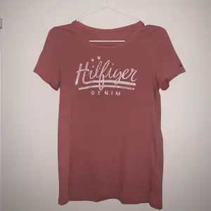 Superfin rosa t-shirt från Tommy Hilfiger i storlek Xs. Köpt på Tommy Hilfiger i USA och är mycket fint skick. 75kr + frakt