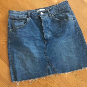  - Kjol från Gina tricot  Molly kjol 299 nypris Knäppa med Knappar  Endast provad men tyvärr passade den inte mig   