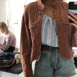 Rosa jacka  - En rosa jacka från pill&beat, knappt använd. Köparen står för frakten💞