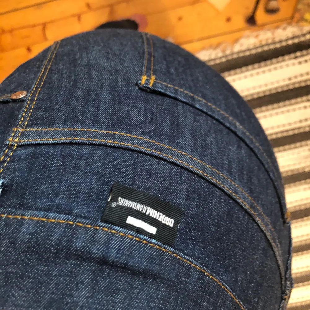 mörkblå washed jeans från Dr.Denim i stl S, knappt använda så i superbra skick! De är avklippta (va så när jag köpte dem) vid fotkanten vilket gör de ännu snyggare. Frakt tillkommer!. Jeans & Byxor.