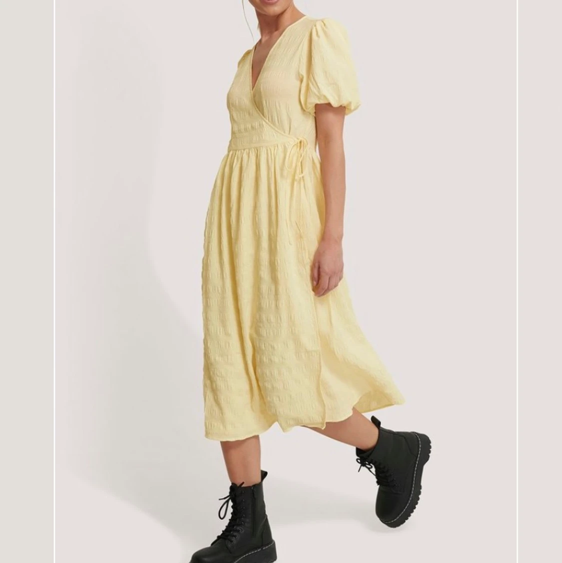 Gul omlottklänning från na-kd