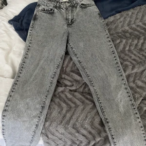 Gråa jeans  - Gråa jeans ifrån ginatricot i strl 34. Aldrig använda och är i samma skick som när jag köpte dem. 