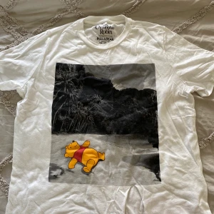 Nallep puh t-shirt - En skit cool nalle puh t-shirt med knyte köpt i indonesien. Frakt tillkommer!