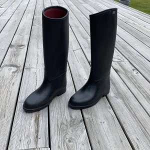 Snygga svarta ridstövlar storlek 33 - Snygga och bra ridstövlar endast använda fåtal gånger, nästan i nyskick. Säljes pga för små. Frakt tillkommer