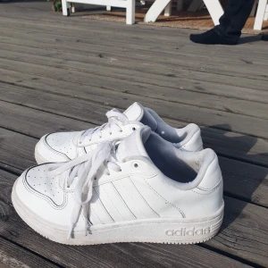 Klassiska vita Adidas sneakers i strl 38 - Vita adidas sneakers i mycket bra skick. Inga tydliga slitage. Strl 38. 200 + frakt (66 kr). Samfraktar självklart om du köper mer! 
