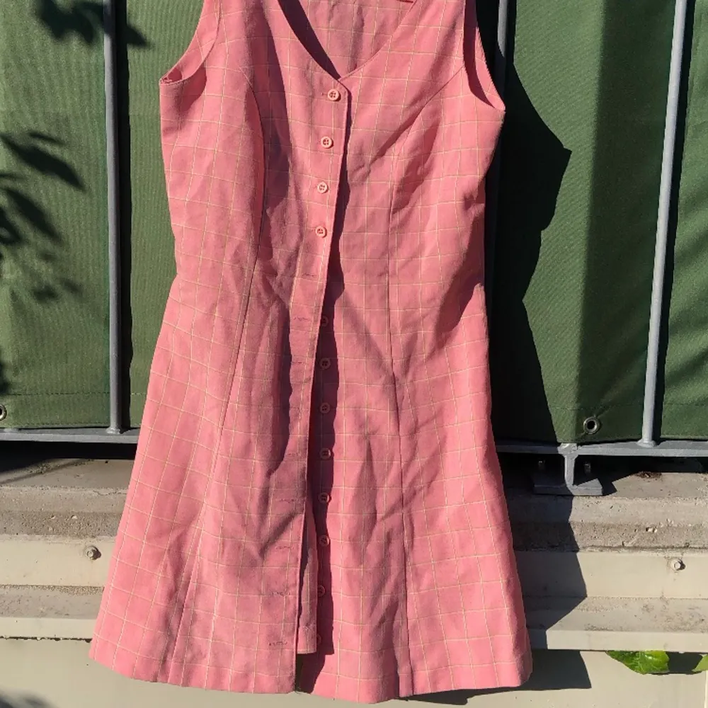 vintage/retro rosa klänning, rutig (grön o vit) , står ingen strl men motsvarar XS. tips: funkar o ha öppen oxå som en kappa/lång väst👍🏼👍🏼 köpare står för frakt. Klänningar.