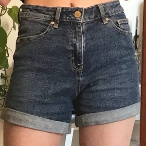 Shorts denim - Säljer dessa jättebekväma, högmidjade shorts. Jättebra skick och bara använda några gånger.  Du betalar frakten men möts gärna upp i Stockholm för enkelhetens skull!