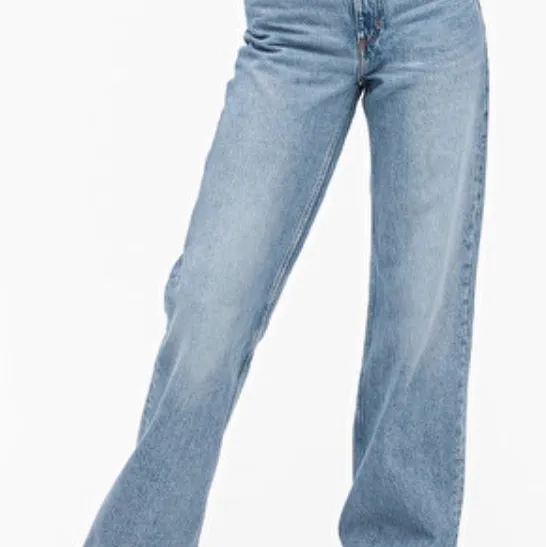 Populära jeansen från Monki som tyvärr blivit för stora för mig. Något klippta men fortfarande lite långa för mig som ni ser, är ca 166cm lång. Fraktar eller möts upp i Göteborg !!. Jeans & Byxor.