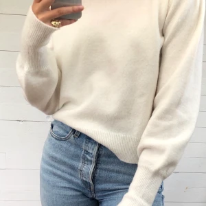 Chiquelle stickad tröja - Supermysig stickad tröja från Chiquelle. Perfekt att dra över klänningen på svala sommarkvällar eller att matcha till ett par jeans. Använd ett fåtal gånger. Ärmarna är långa och går att vika upp om man känner för det. Jag är 175 cm lång. DM för intresse.