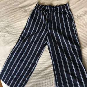 H&M vida randiga byxor - Supersköna somriga byxor vida ben som går till anklarna. Kommer inte till användning längre. Använda endast ett par gånger 