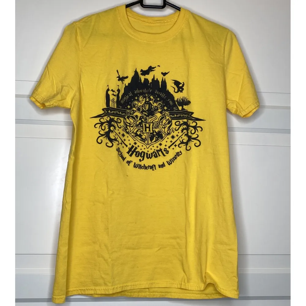 Harry Potter Merch i form av en Gul T-shirt! {Köpare tillkommer/hämtar i Upplands Väsby}. T-shirts.