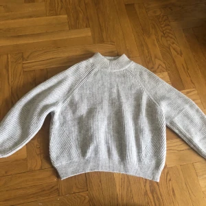 Stickad tröja i nyskick - Stickad tröja från H&M i lite boxig modell. Endast använd en gång. Nypris 299 kr. Frakt som köparen betalar tillkommer. 