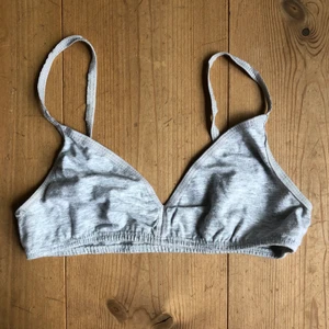 Bh  - Ljusgrå bh utan vaddering. Inte mycket använd😊