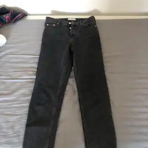 Skit snygga jeans från mango som jag tyvärr inte kan använda mer pga dom är för korta, använt dom typ 2 gånger, kontakta om ni vill ha fler bilder eller undrar något, nypris: 700kr, om fler är intresserade blir det budgivning 