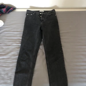 Svarta jeans från Mango - Skit snygga jeans från mango som jag tyvärr inte kan använda mer pga dom är för korta, använt dom typ 2 gånger, kontakta om ni vill ha fler bilder eller undrar något, nypris: 700kr, om fler är intresserade blir det budgivning 