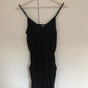 Fin playsuit - En fin playsuit från H&M sällan använd