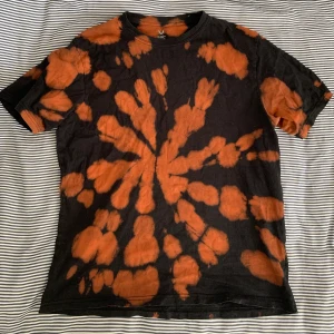 Tröja  - Svart t-shirt som jag själv har blek! Supercool men långt ifrån min egen stil :( 90 kr inklusive frakt💖💖💖