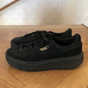 Puma Suede Platform Sneakers - Puma Sneakers använda en gång —> toppenskick!                                                              Mått: ca 25 cm inuti skon    Nypris: 1.200kr.                          Meddela mig vid intresse! Budgivning om fler är intresserade!