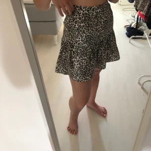 Kjol - Fin kjol som knappt är använd! Köparen står för frakten. 