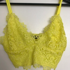 Neon-gul bralett (aldrig använd) - 24kr frakt!!💕 Aldrig andvänd, pris lappar osv sitter fortfarande kvar! Väldigt fin bralett som är enkel att styla med vad som!💕