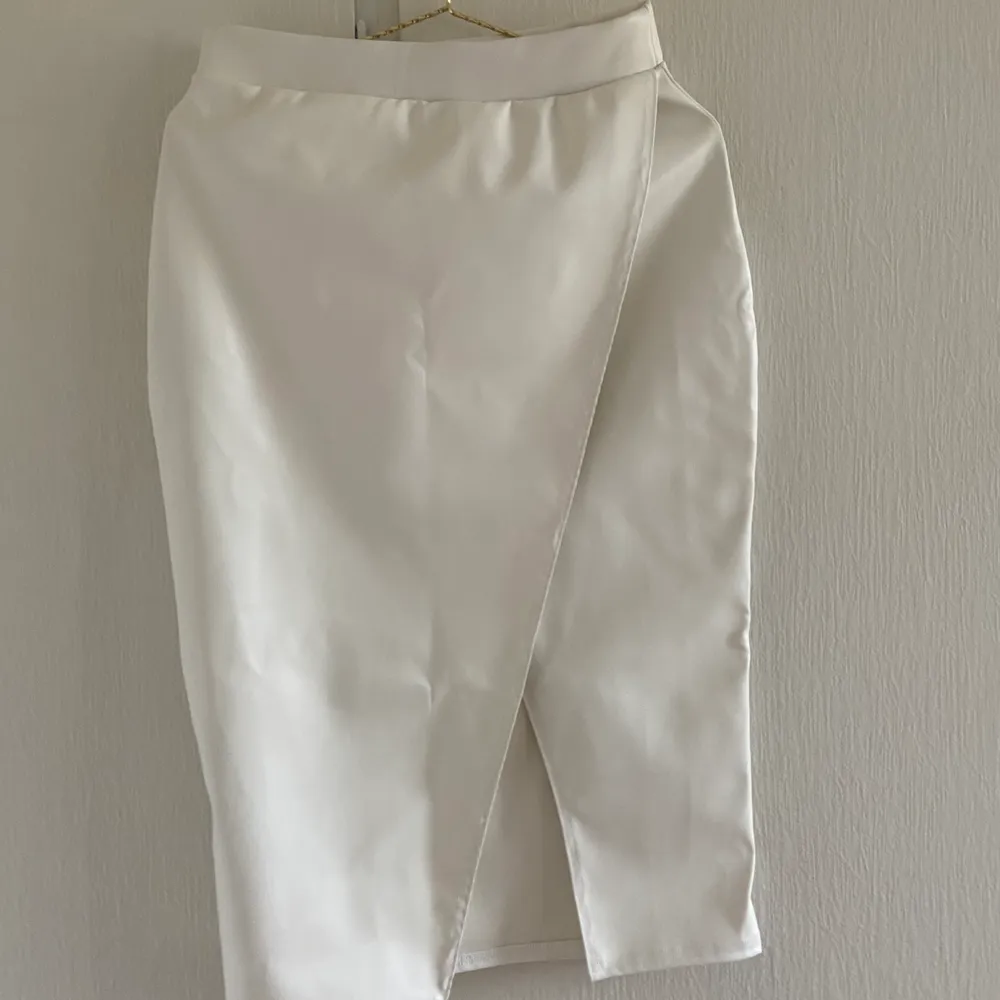En fin vit läder kjol från Nelly, aldrig använd pga köpte fel storlek. Köparen står för frakten 😊. Kjolar.