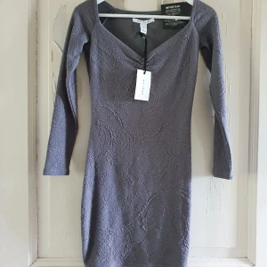 Grå klänning ifrån Nelly - Helt ny, alla lappar kvar. Köparen står för frakten