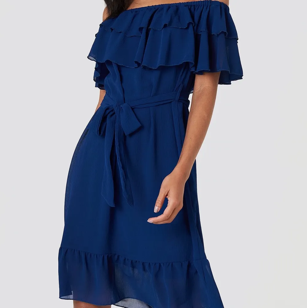 Säljer denna off shoulder klänning från Na-kd, storlek 34! Helt oanvänd, säljes för 100kr inkl frakt!. Klänningar.