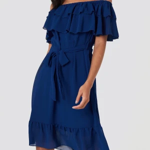 Off shoulder klänning - Säljer denna off shoulder klänning från Na-kd, storlek 34! Helt oanvänd, säljes för 100kr inkl frakt!