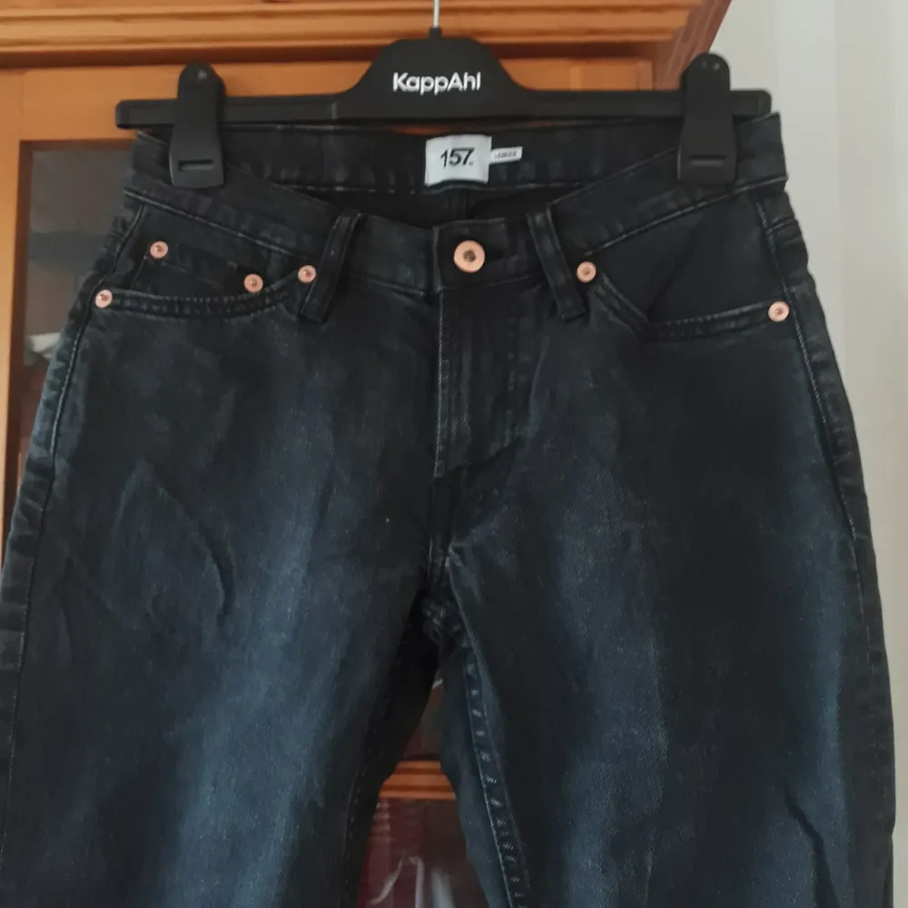 Svarta jeans från lager 157 i modellen lender. Skulle säga att det är midrise typ. oandvända. Säljer även ett par i blått.. Jeans & Byxor.