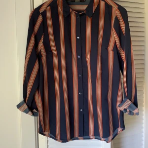 Snyggaste jobbskjortan - BikBok - Superskönt och lätt skjorta från BikBok. Rak modell. Strl M Frakt: 63 kr