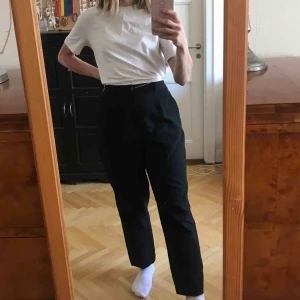  - Raka kostymbyxor med stretchiga midja så kan passa flera storlekar 25/26- kanske 28 Köparen står för frakten men kan även mötas upp (i Stockholm)