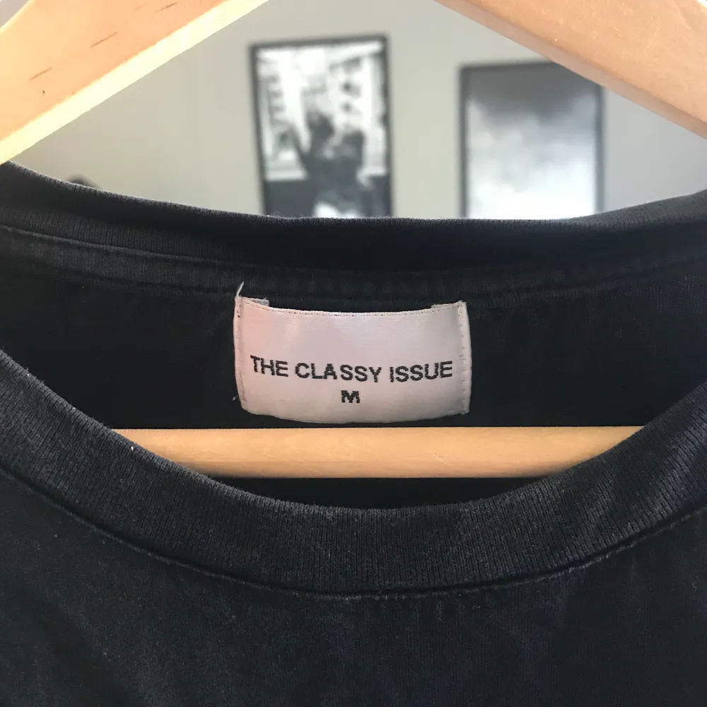 svart oversize tshirt med snyggt tryck från theclassyisssue 🤍 29kr frakt. T-shirts.