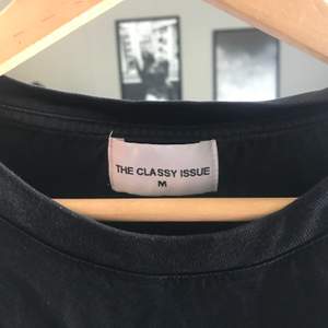 svart oversize tshirt med snyggt tryck från theclassyisssue 🤍 29kr frakt