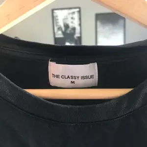 svart oversize tshirt med snyggt tryck från theclassyisssue 🤍 29kr frakt