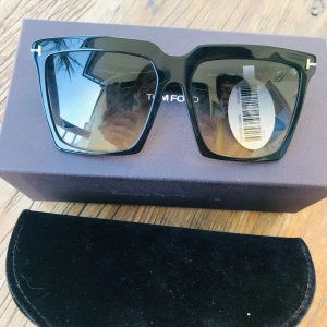 Tom Ford Sabrina FT0764 01B solglasögon  - Nya! Köpte 24-5-2020!! Oanvända!! Ingen repor! Fint skick!! Ordinarie pris 3,190kr. Kvitto finns!!
