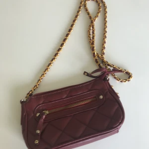 Röd väska -                           (frakten är inkluderad)