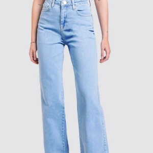 Skit snygga jeans  - Säljer dessa jätte fina jeansen i storlek 34 då de är för stora för mig. Använda en gång så väldigt bra skick. Kan skicka mer bilder om det skulle efterfrågas. Frakt tillkommer.