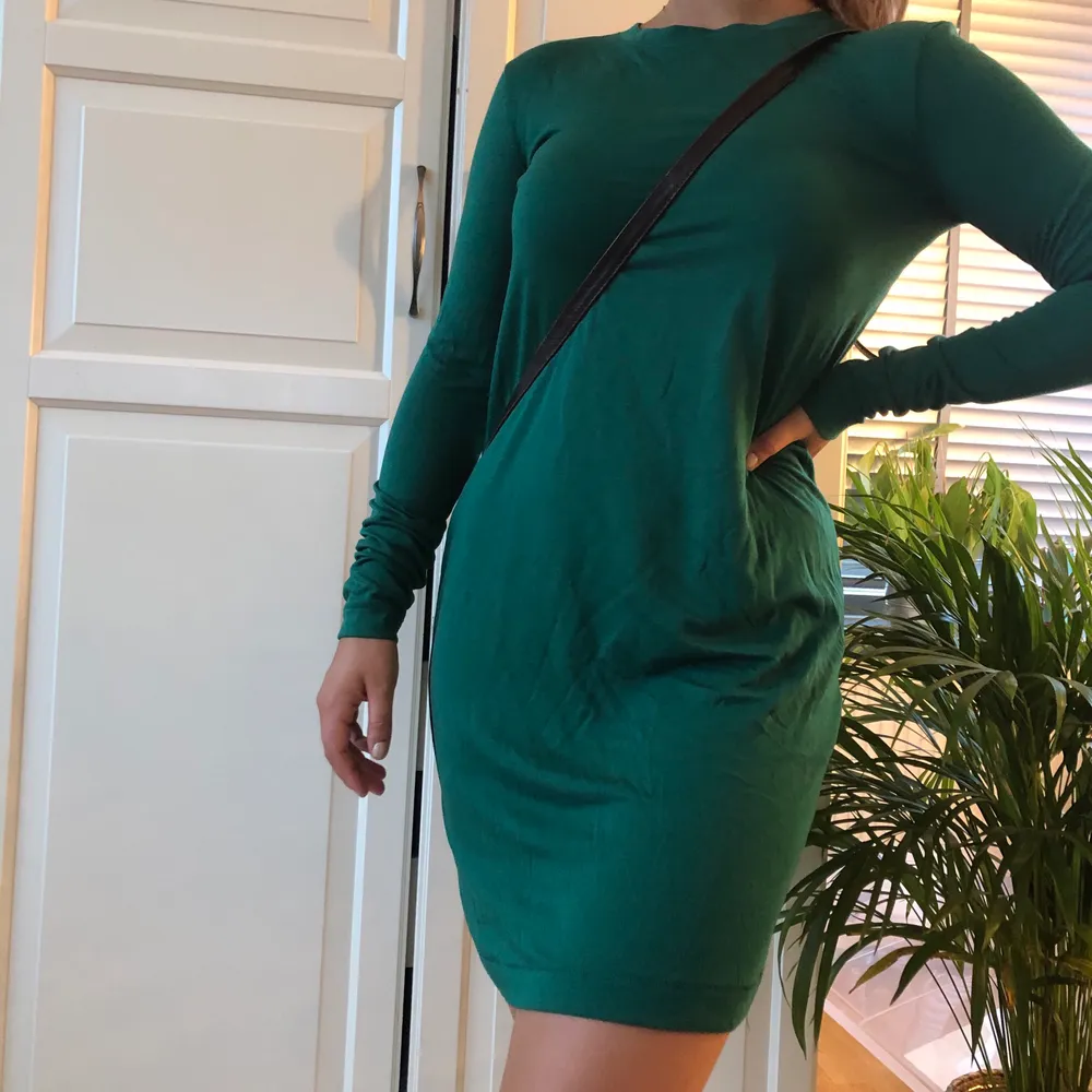Långärmad grön klänning i superfin grön färg!! Najs material och skönt material och den syns inte igenom!! 🧚🏼🧚🏼 köparen står för frakt . Klänningar.