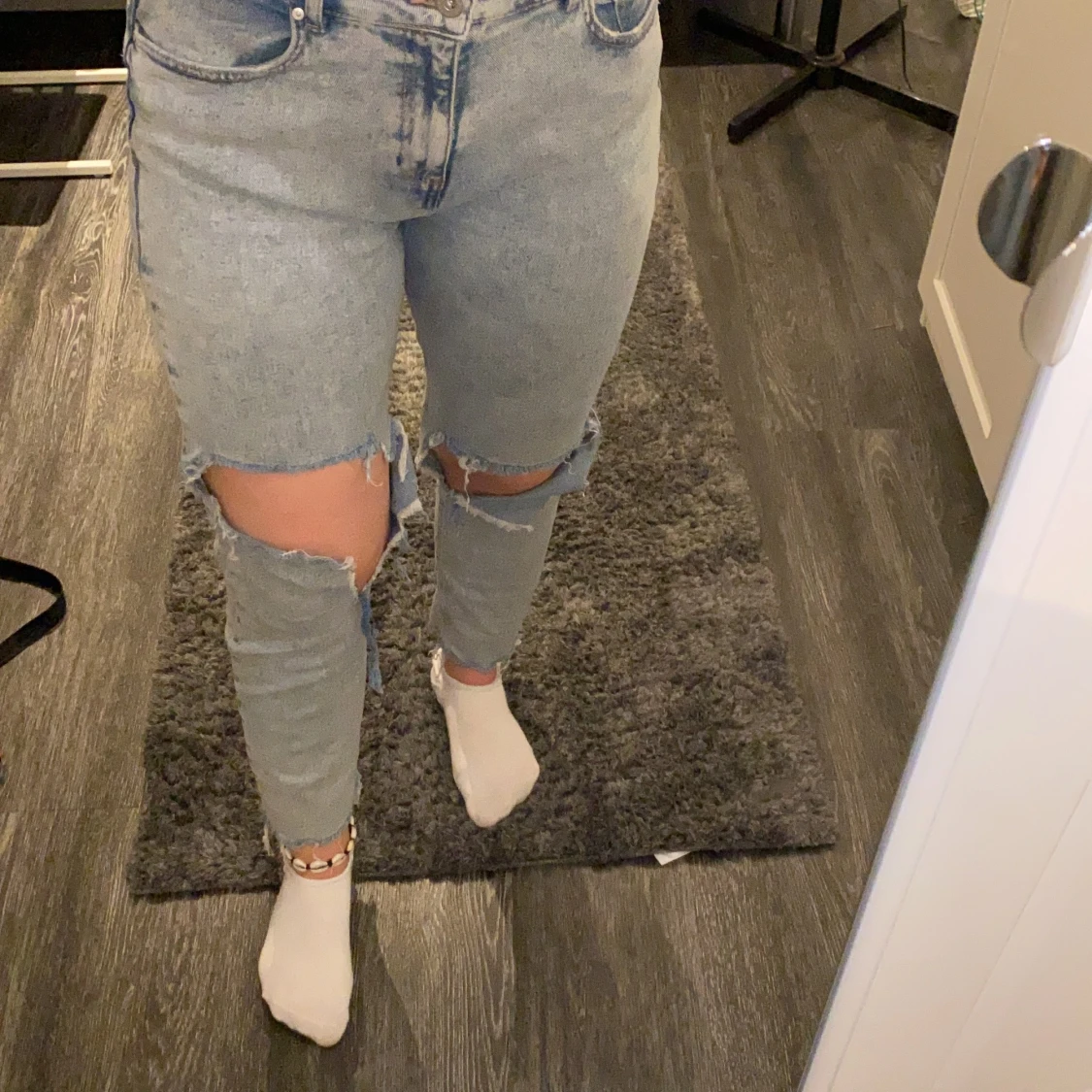 Blåa mom jeans med hål