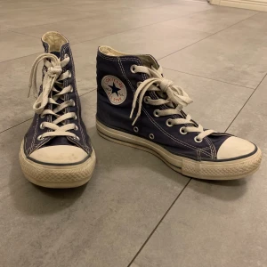 Converse marinblå strl 39 - Äkta Converse i färgen marinblå. Denna är i storlek 39, men passar också 38. I väldigt bra skick, endast använda upp till 2-3 gånger. Högsta bud just nu: 350kr + fraktkostnad tillkommer på 65kr