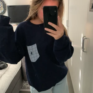 Sweatshirt  - Så mysig tröja från beyond retro! Spartsamt använd och har inga defekter 😀 Jag köpte den för ca 250kr men har nu tröttnat lite på den. Stl är S men skulle kunna passa en m-xs beroende på hur du vill att den sitter✨