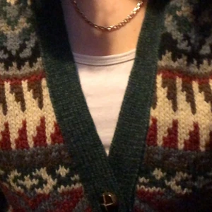 stickad tröja - jättesnygg stickad tröja med knappar köpt second hand för 280kr! säljer pga fel storlek :) <3 högsta bud ligger på 200kr!