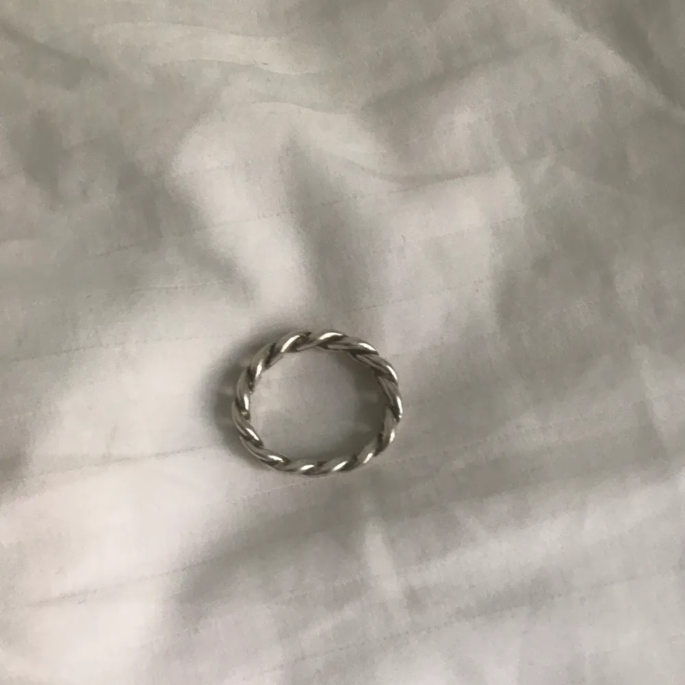 Silver ring, kommer inte ihåg vart den kommer ifrån tyvärr, säljer för att den bara ligger hemma, använder den It länge . Accessoarer.